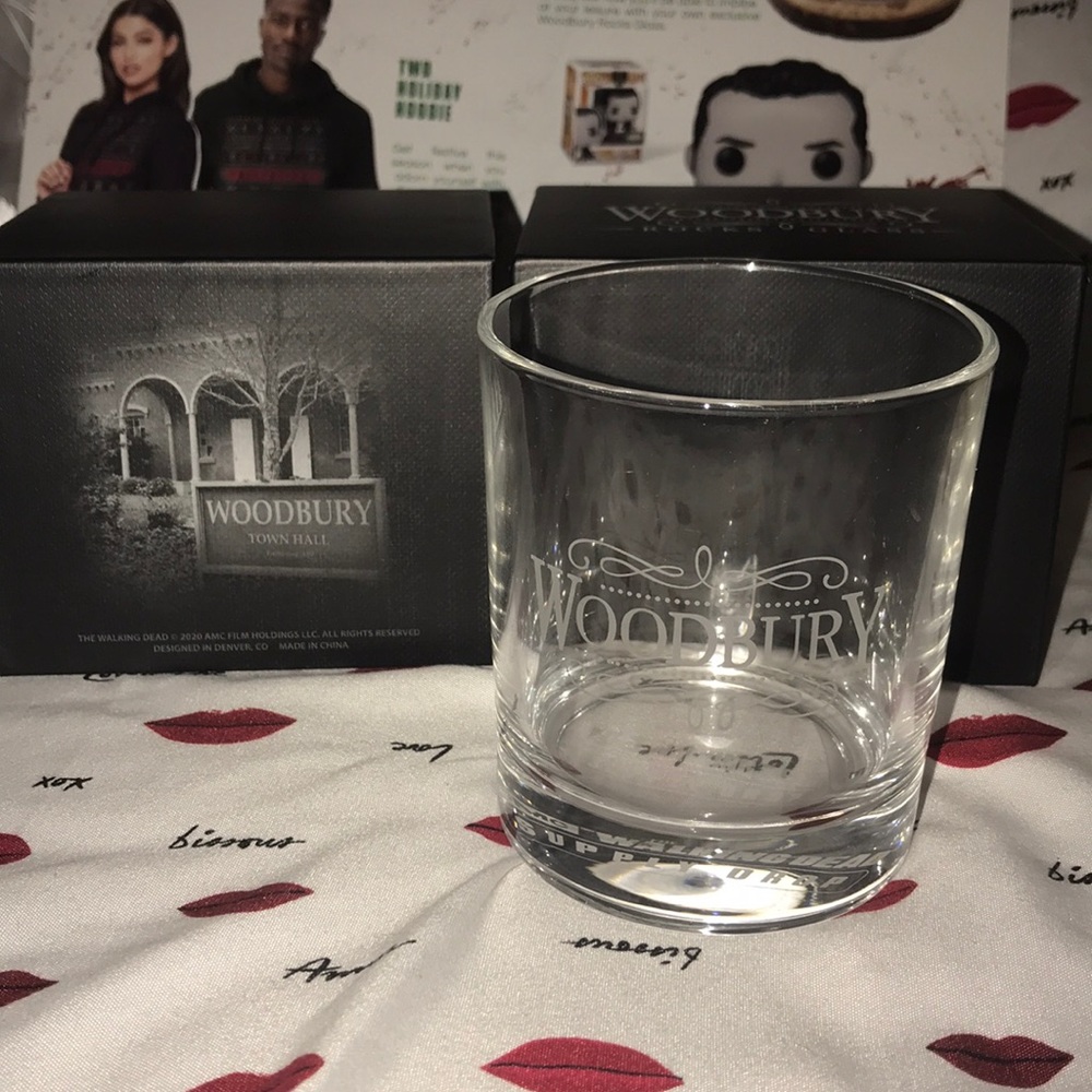 TWD the walking dead Supply Drop Woodbury Rocks Glass New